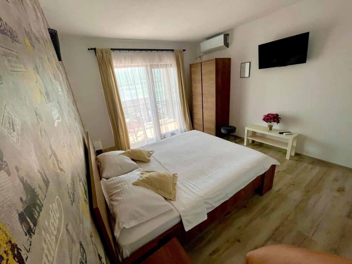 Hotel Mustaciosul Dunarii Ieşelniţa Exterior foto